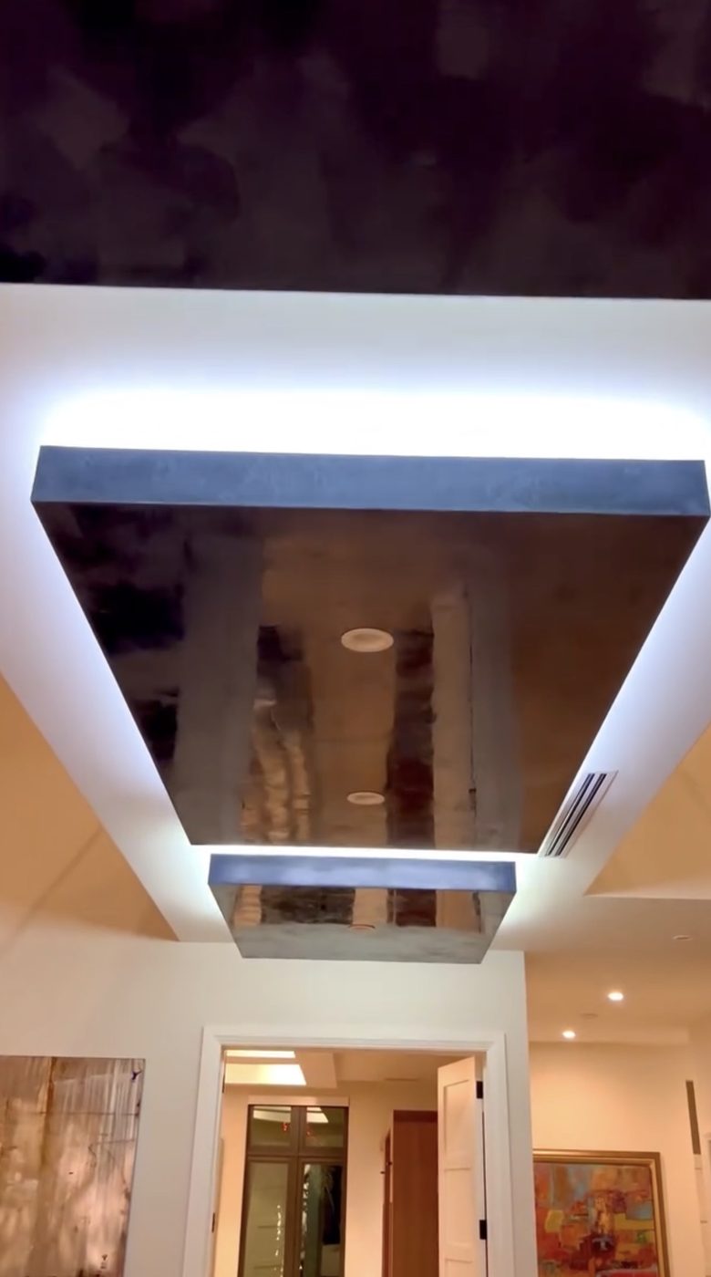 High-gloss lacquer ceiling