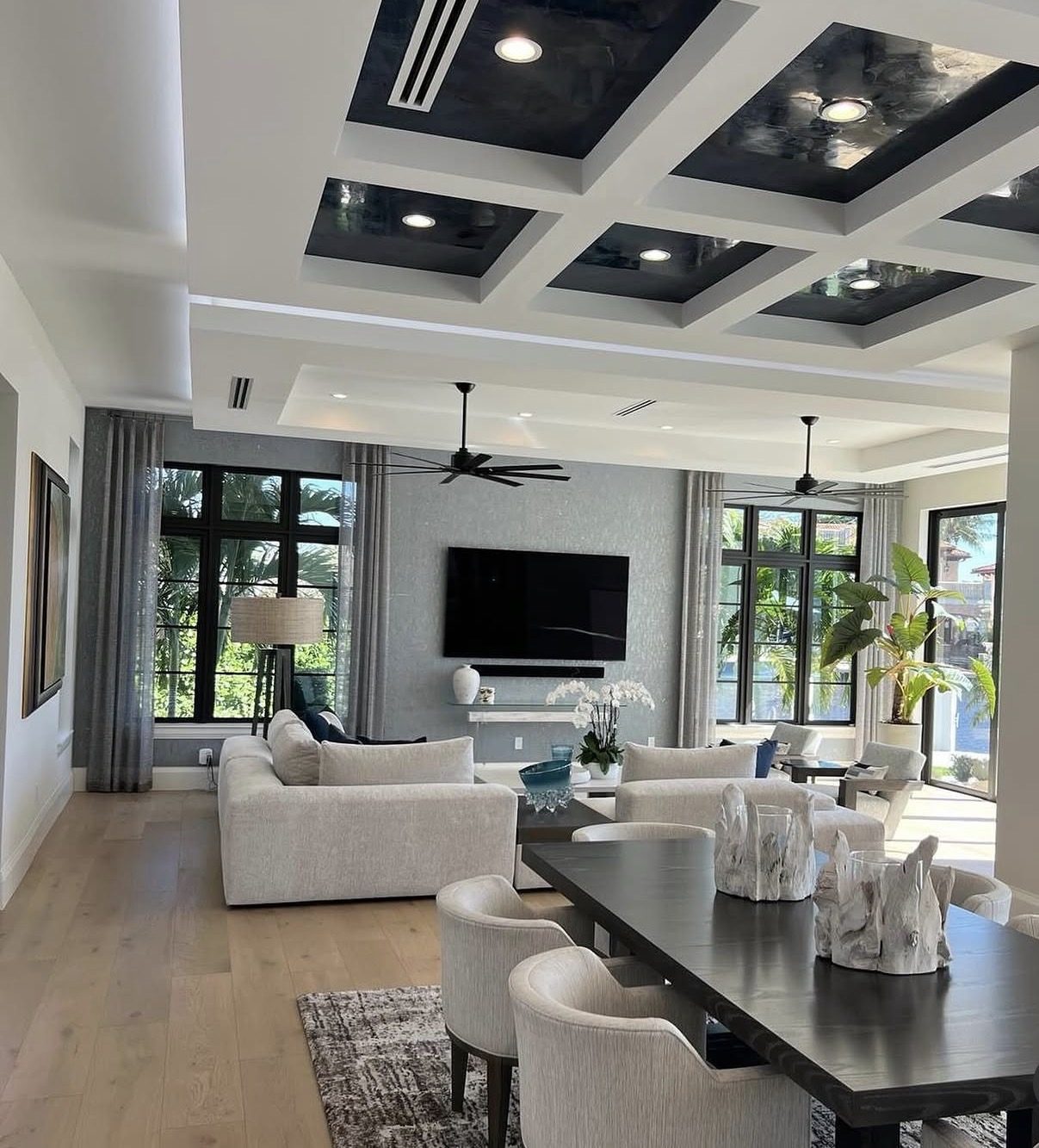 Coffered high-gloss ceiling
