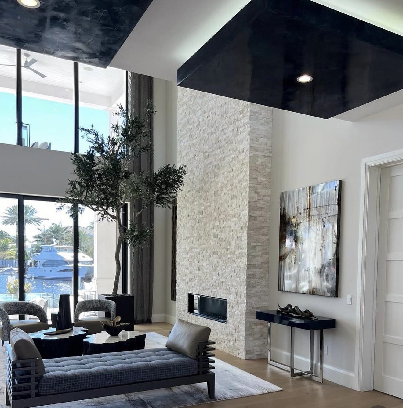 High-gloss ceiling great room