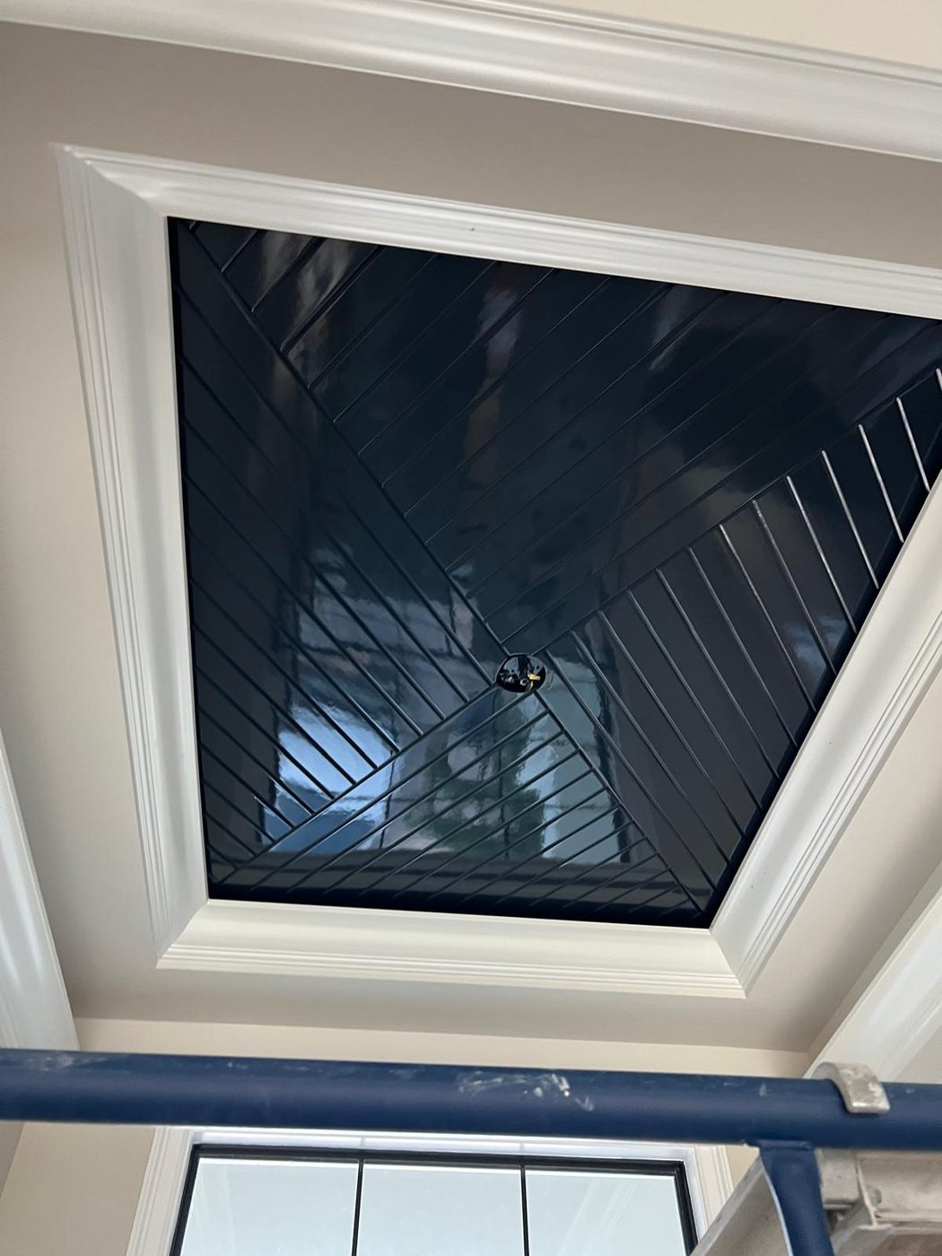 Chevron high-gloss ceiling