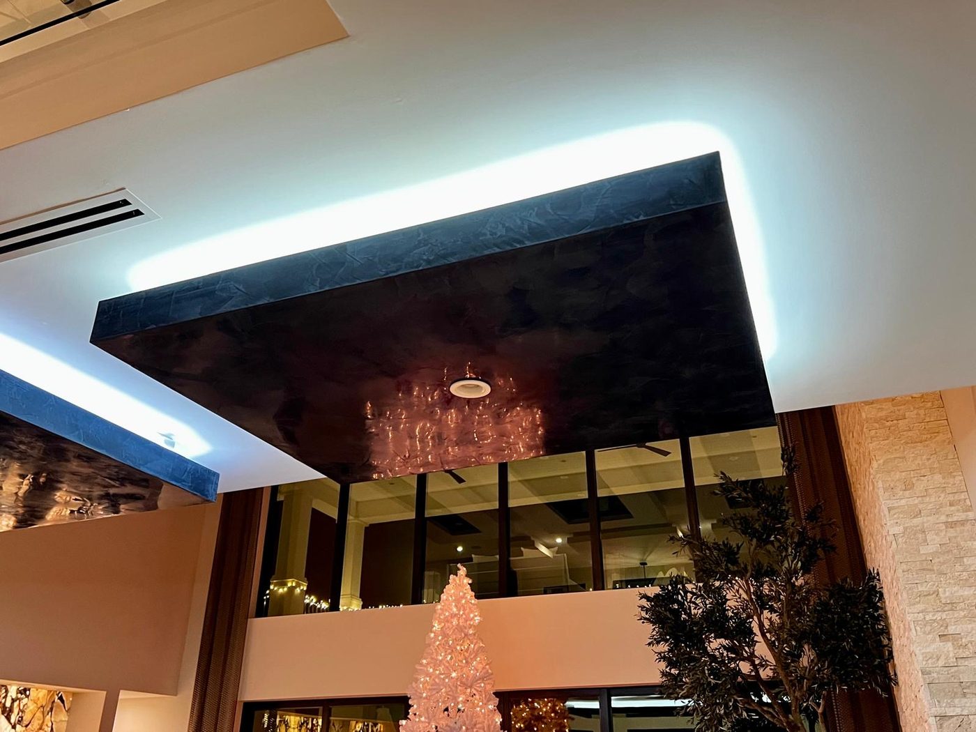 Floating venetian ceiling